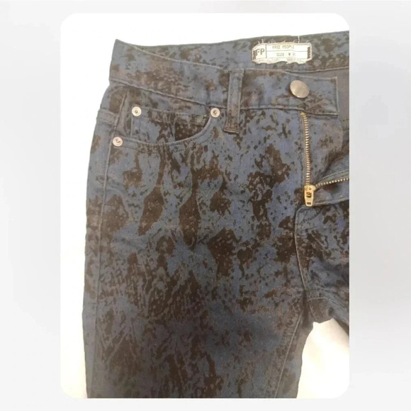 Free People Blue Black Velvet  Snake Print Accent Skinny Jeans Size 25 - Picture 9 of 10